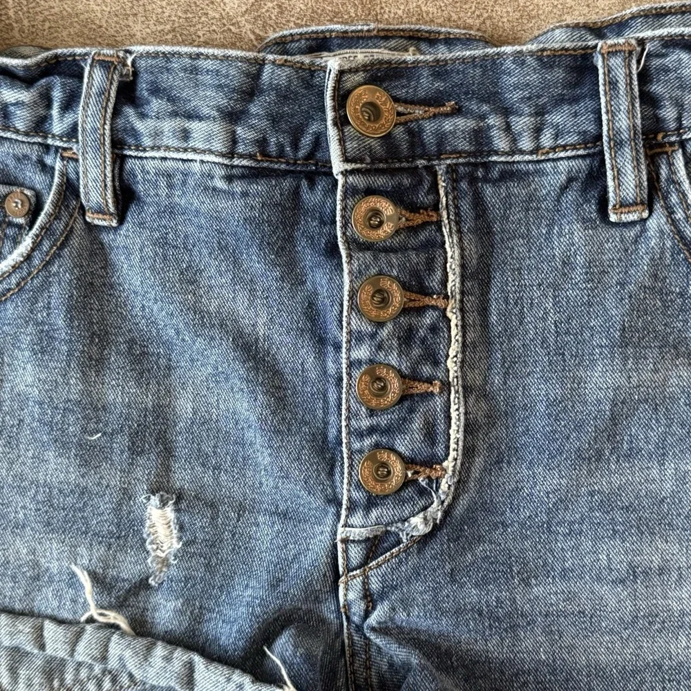Free People Button Fly Distressed Denim Shorty Shorts Raw Hem Festival W28